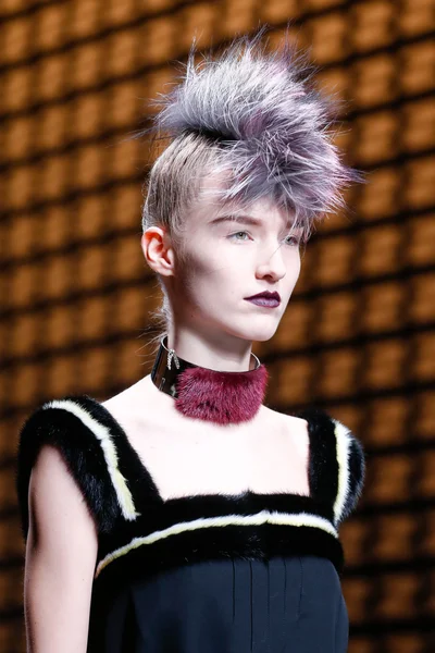 Look 100